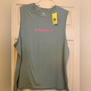 NWT- WOMENS GRAPHIC SLEEVELESS
XL- SAGE GREEN